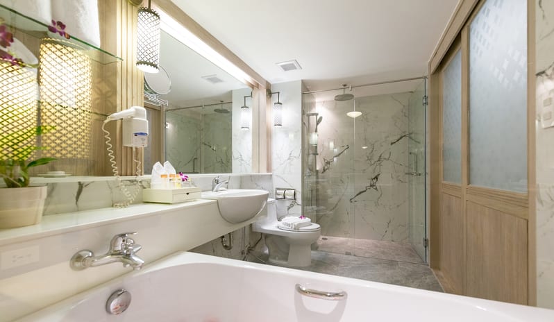 JUNIOR SUITE BATHROOM